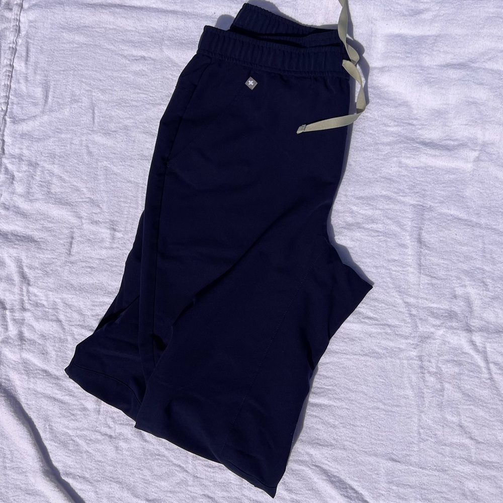 Men’s size small Figs scrub pants